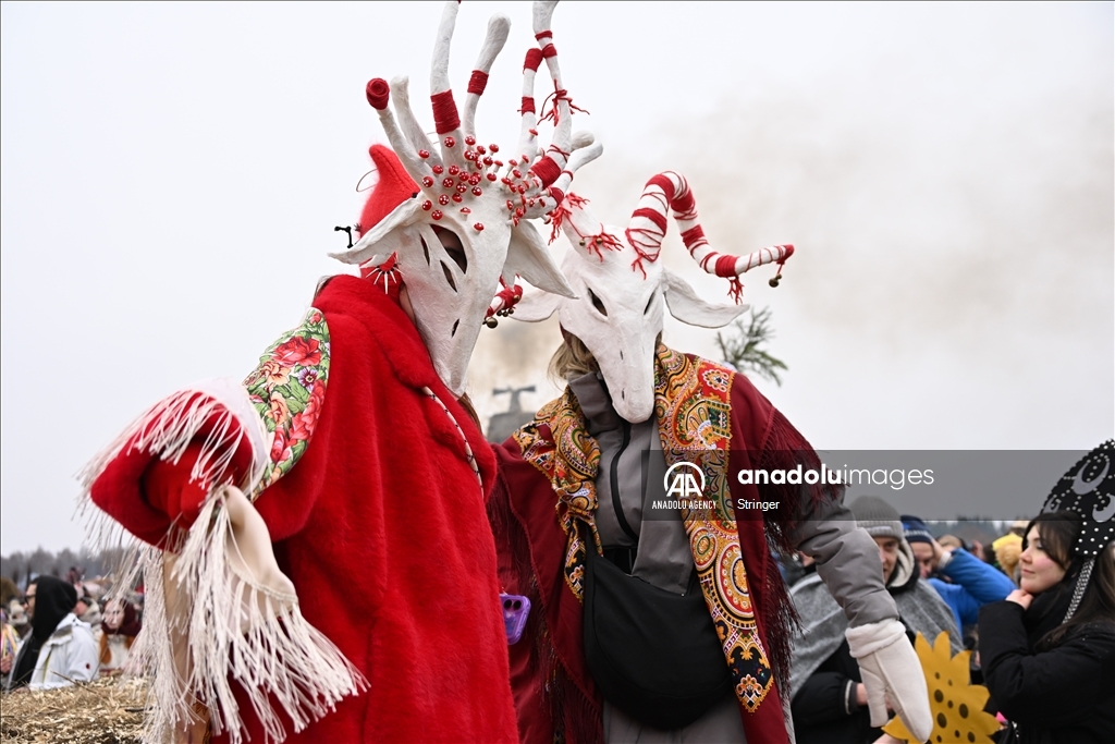 Жители России собираются на Масленицу, чтобы отпраздновать приход весны