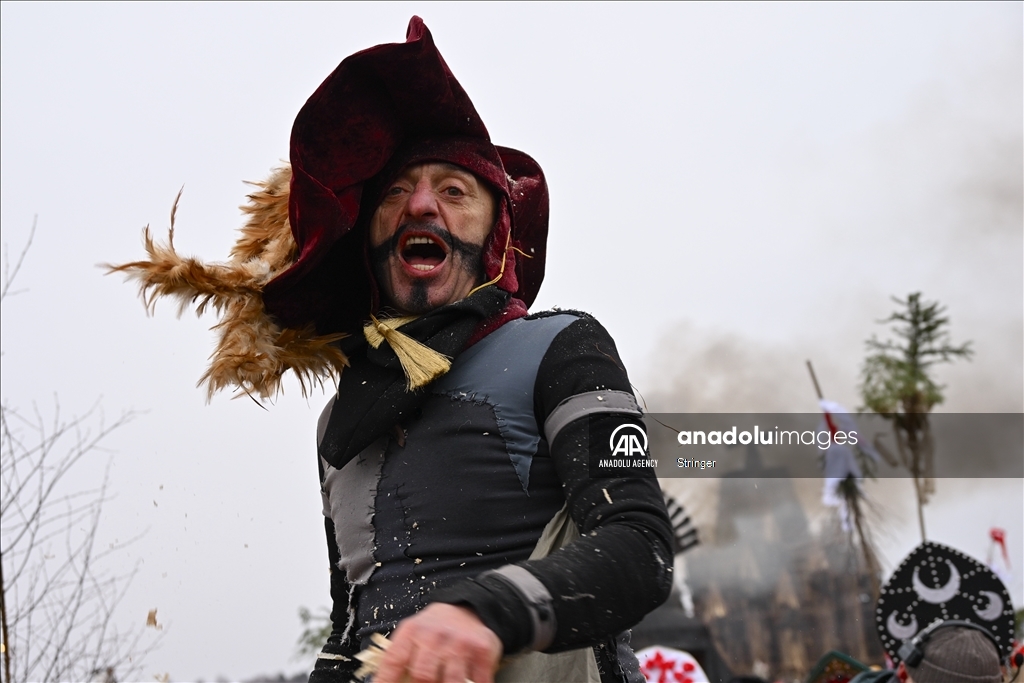 Жители России собираются на Масленицу, чтобы отпраздновать приход весны