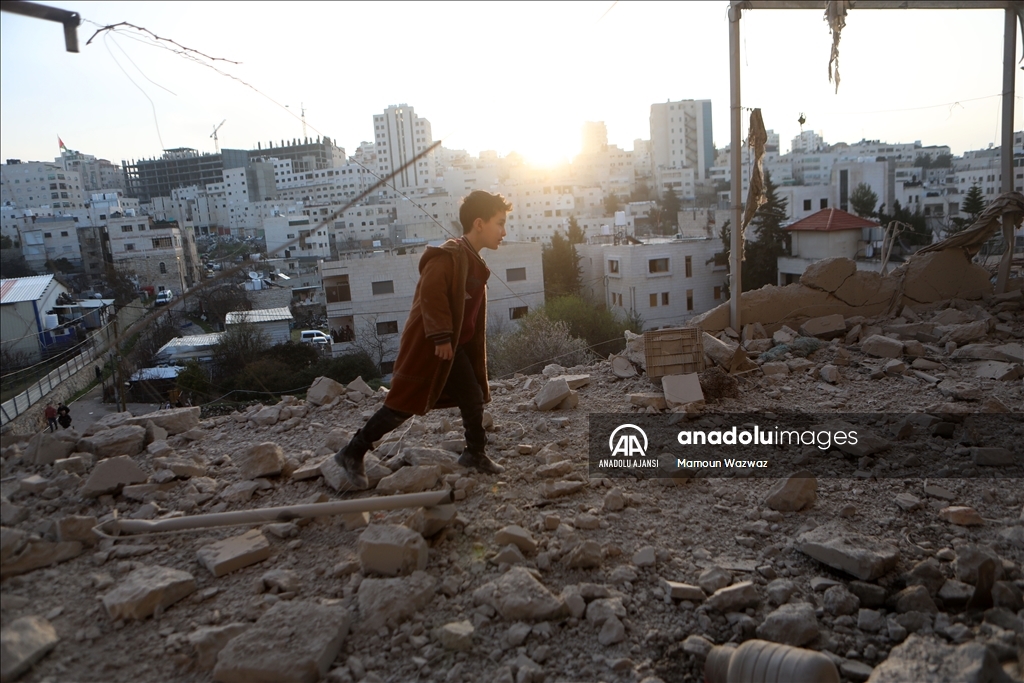 İsrail askerleri, Batı Şeria'da Filistinli tutuklunun evini yıktı