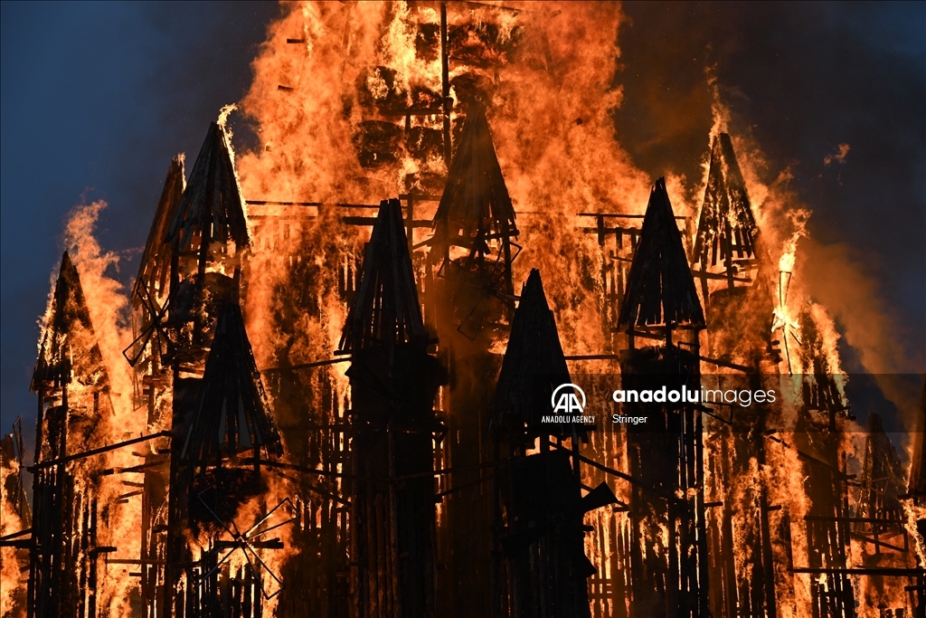 Жители России собираются на Масленицу, чтобы отпраздновать приход весны