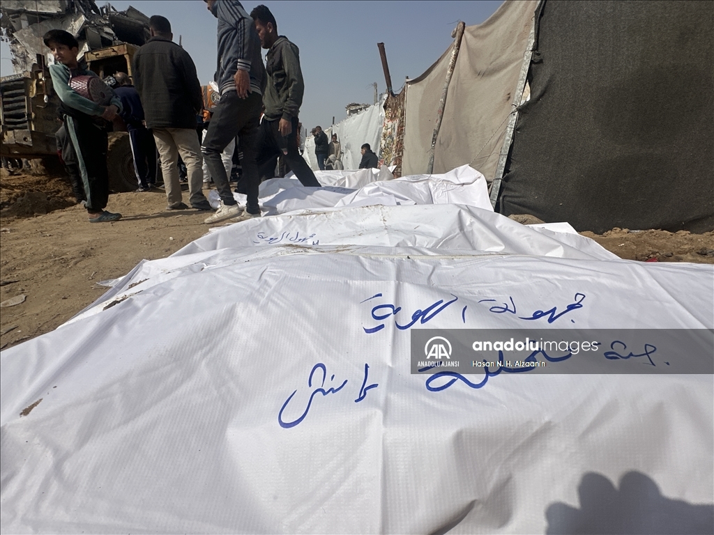 İsrail saldırılarında öldürülüp toplu mezara defnedilen onlarca Gazzelinin naaşına ulaşıldı