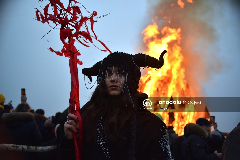 Жители России собираются на Масленицу, чтобы отпраздновать приход весны