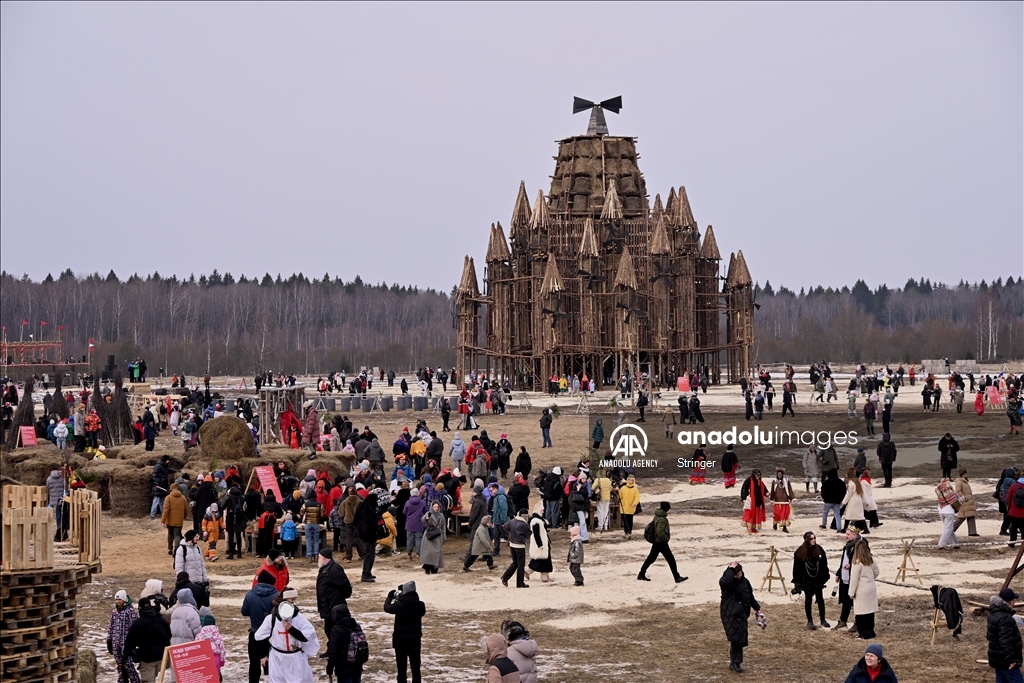 Жители России собираются на Масленицу, чтобы отпраздновать приход весны