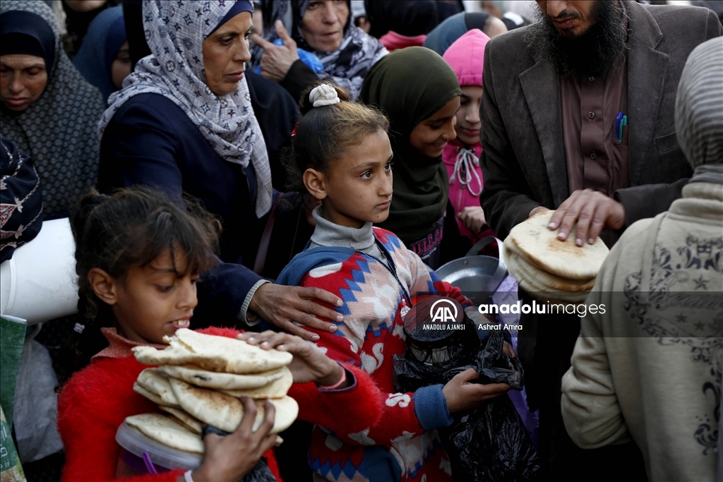 Gazze Şeridi'nde ramazanın beşinci gününde yerinden edilen Filistinlilere yemek dağıtıldı 