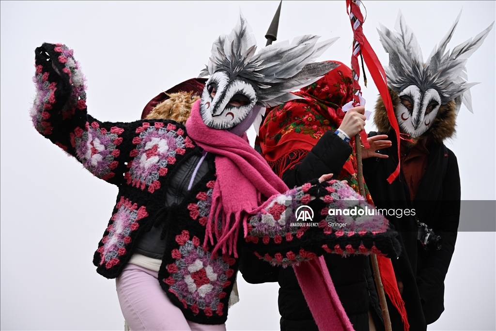 Жители России собираются на Масленицу, чтобы отпраздновать приход весны