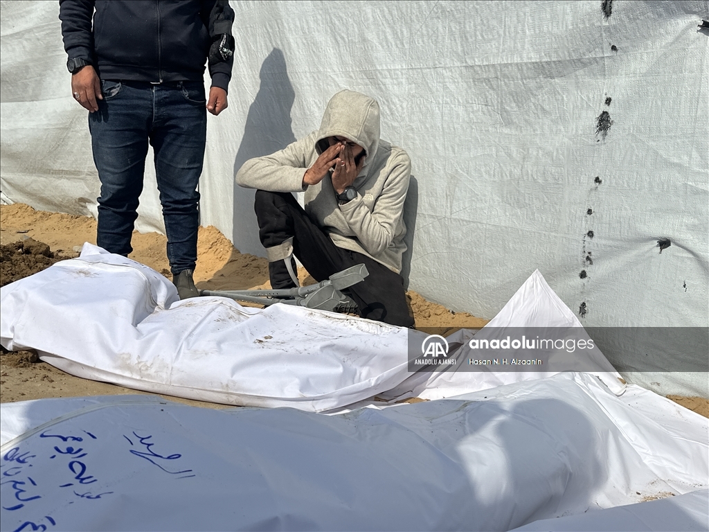 İsrail saldırılarında öldürülüp toplu mezara defnedilen onlarca Gazzelinin naaşına ulaşıldı