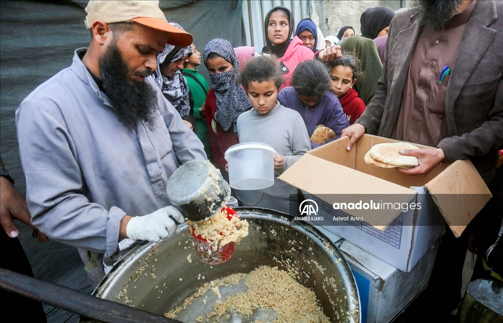 Gazze Şeridi'nde ramazanın beşinci gününde yerinden edilen Filistinlilere yemek dağıtıldı 