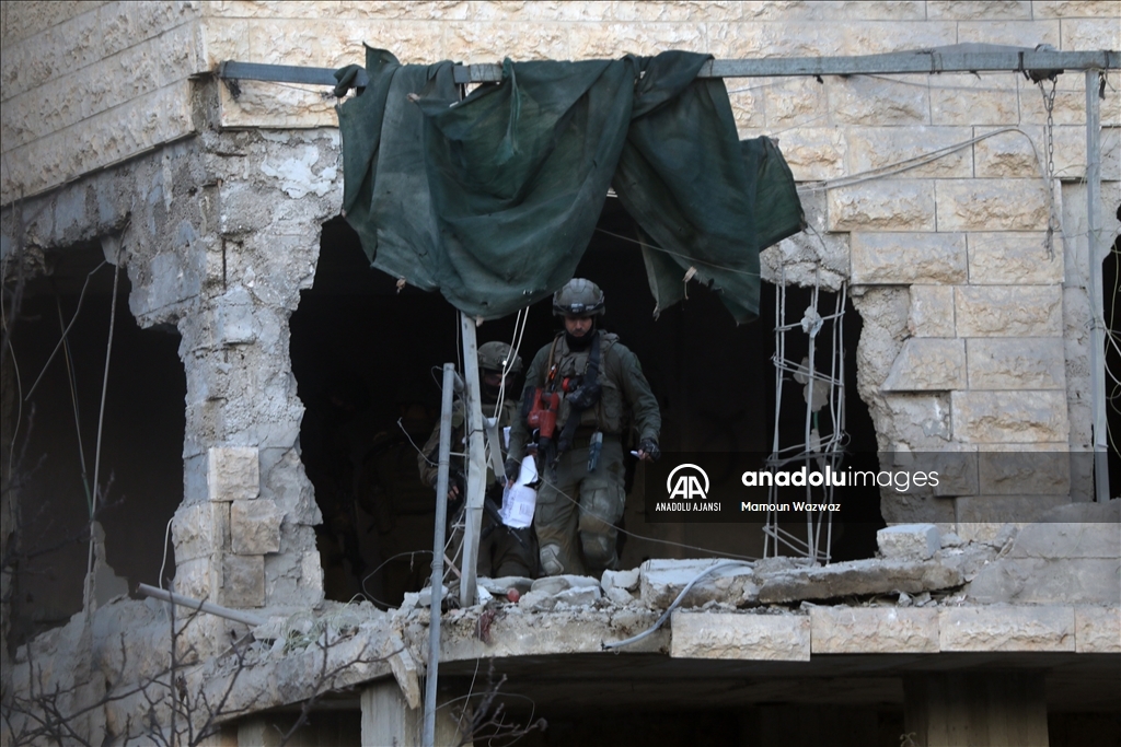 İsrail askerleri, Batı Şeria'da Filistinli tutuklunun evini yıktı