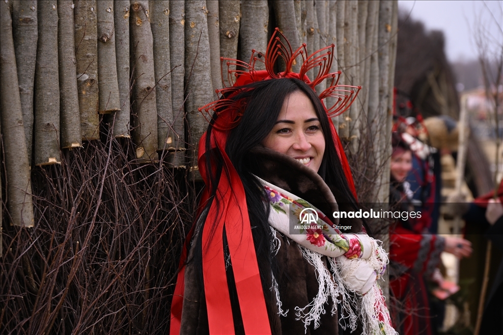 Жители России собираются на Масленицу, чтобы отпраздновать приход весны