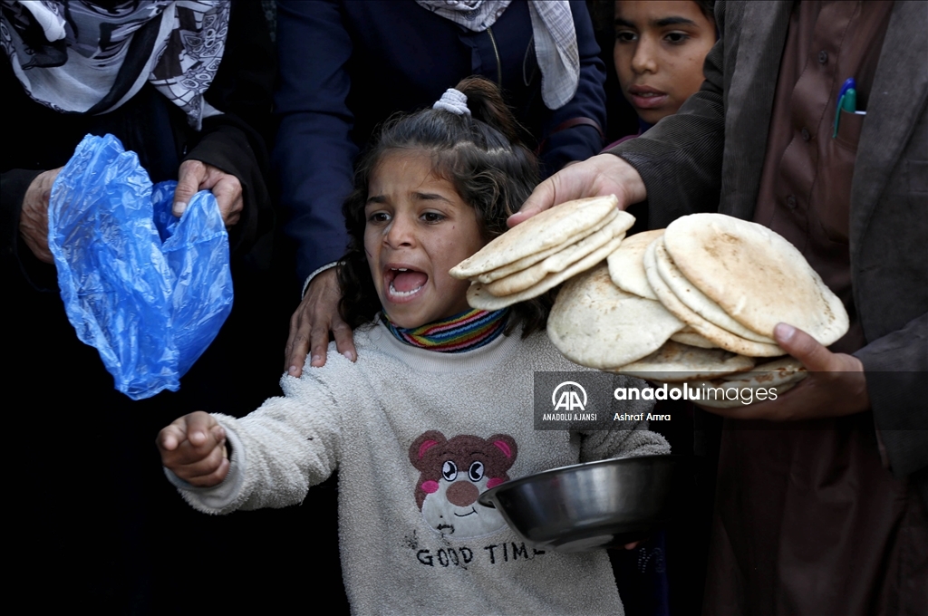 Gazze Şeridi'nde ramazanın beşinci gününde yerinden edilen Filistinlilere yemek dağıtıldı 