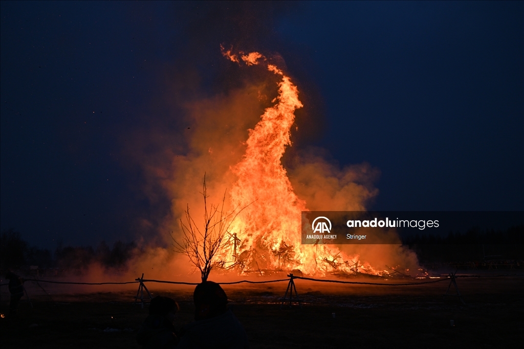 Жители России собираются на Масленицу, чтобы отпраздновать приход весны