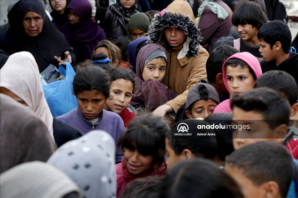 Gazze Şeridi'nde ramazanın beşinci gününde yerinden edilen Filistinlilere yemek dağıtıldı 
