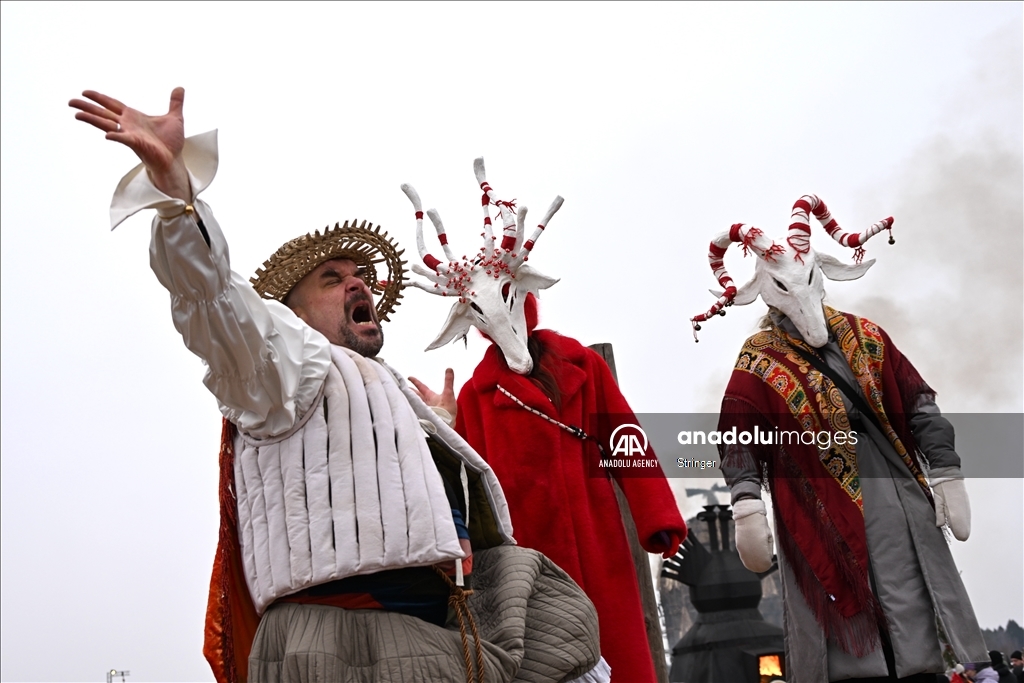 Жители России собираются на Масленицу, чтобы отпраздновать приход весны