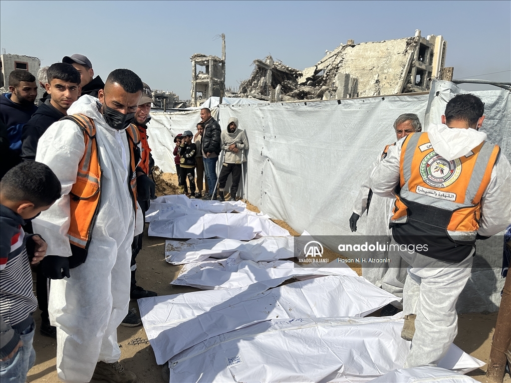 İsrail saldırılarında öldürülüp toplu mezara defnedilen onlarca Gazzelinin naaşına ulaşıldı