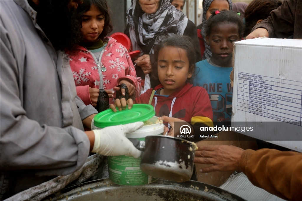 Gazze Şeridi'nde ramazanın beşinci gününde yerinden edilen Filistinlilere yemek dağıtıldı 