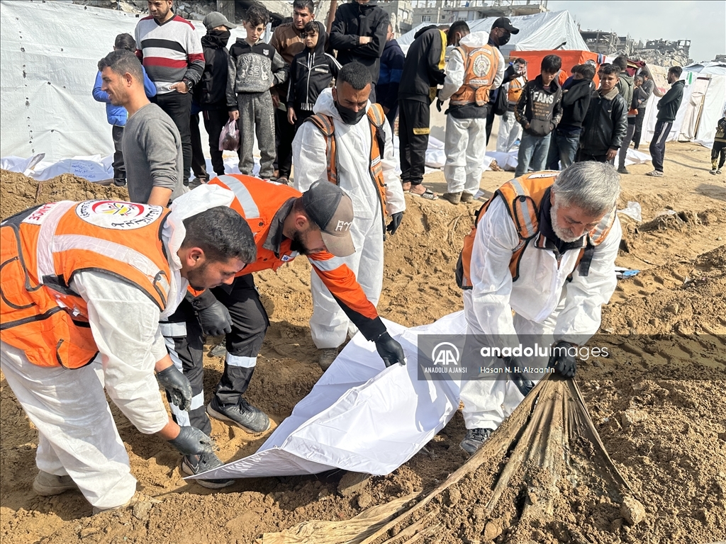 İsrail saldırılarında öldürülüp toplu mezara defnedilen onlarca Gazzelinin naaşına ulaşıldı