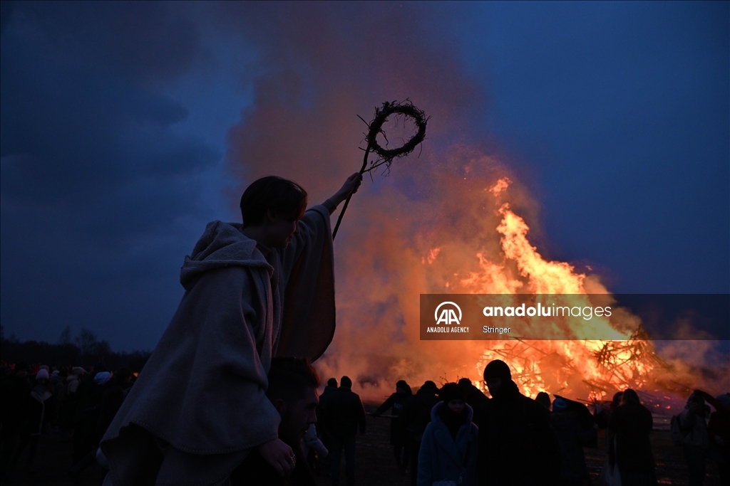 Жители России собираются на Масленицу, чтобы отпраздновать приход весны