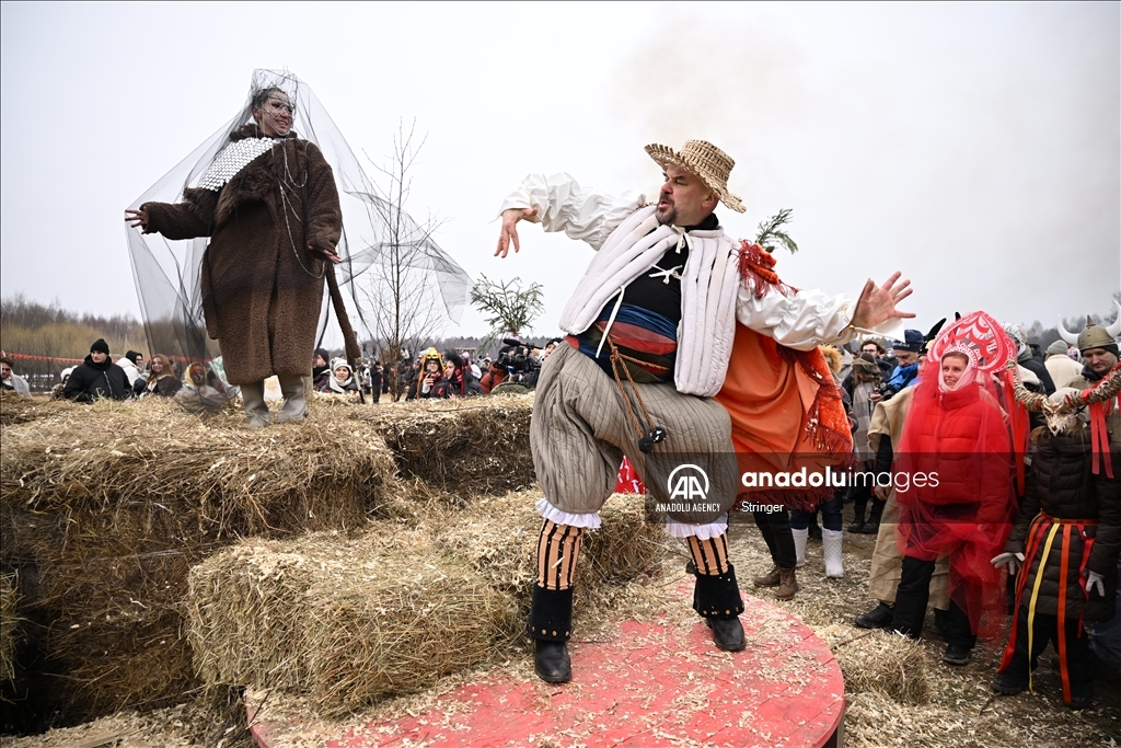 Жители России собираются на Масленицу, чтобы отпраздновать приход весны