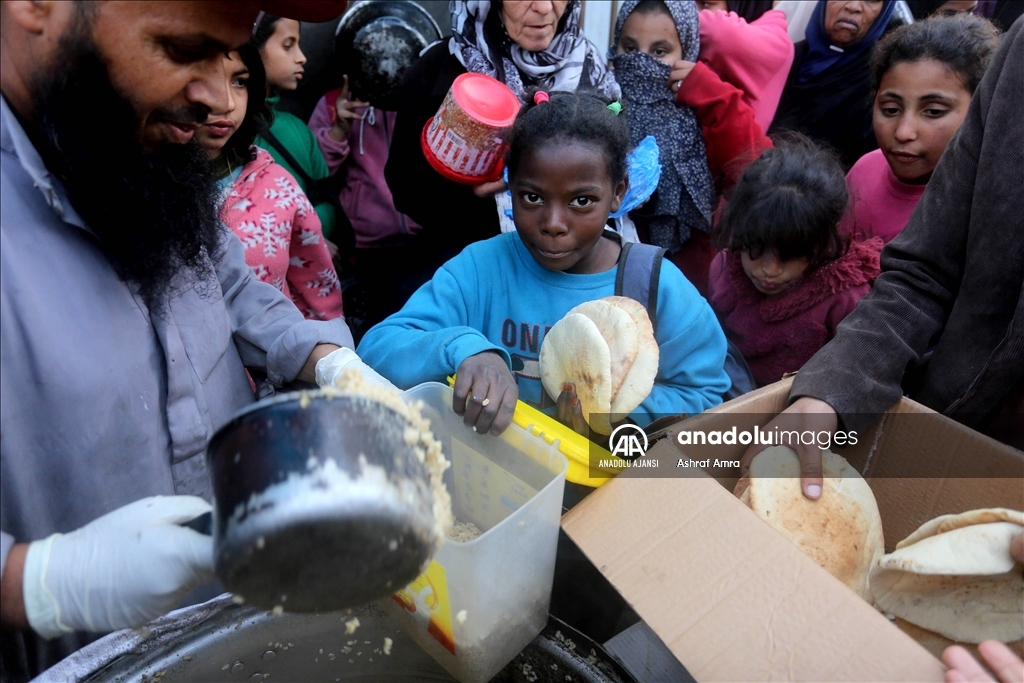 Gazze Şeridi'nde ramazanın beşinci gününde yerinden edilen Filistinlilere yemek dağıtıldı 
