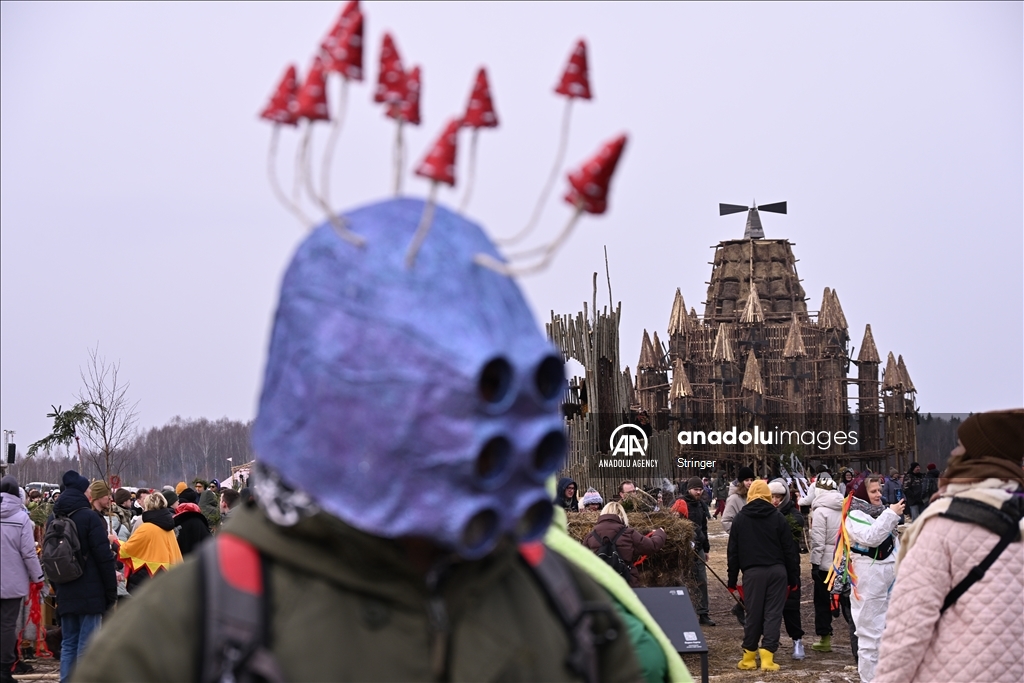 Жители России собираются на Масленицу, чтобы отпраздновать приход весны