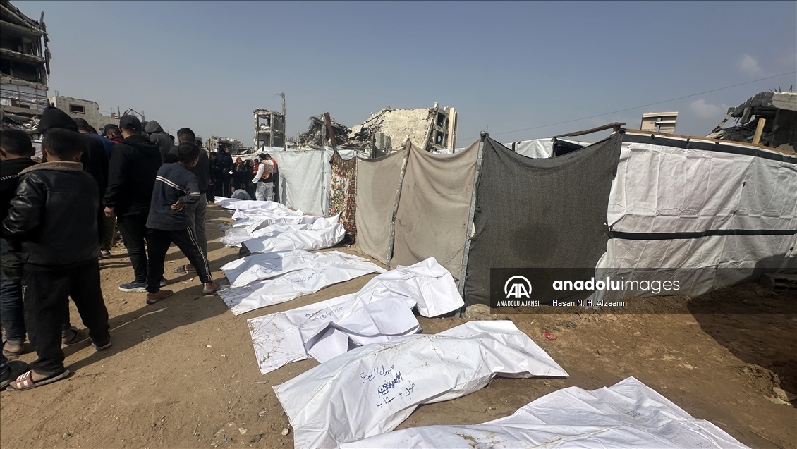 İsrail saldırılarında öldürülüp toplu mezara defnedilen onlarca Gazzelinin naaşına ulaşıldı