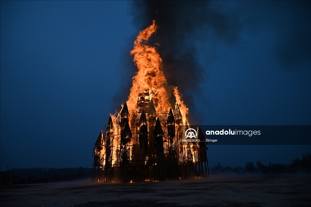 Жители России собираются на Масленицу, чтобы отпраздновать приход весны