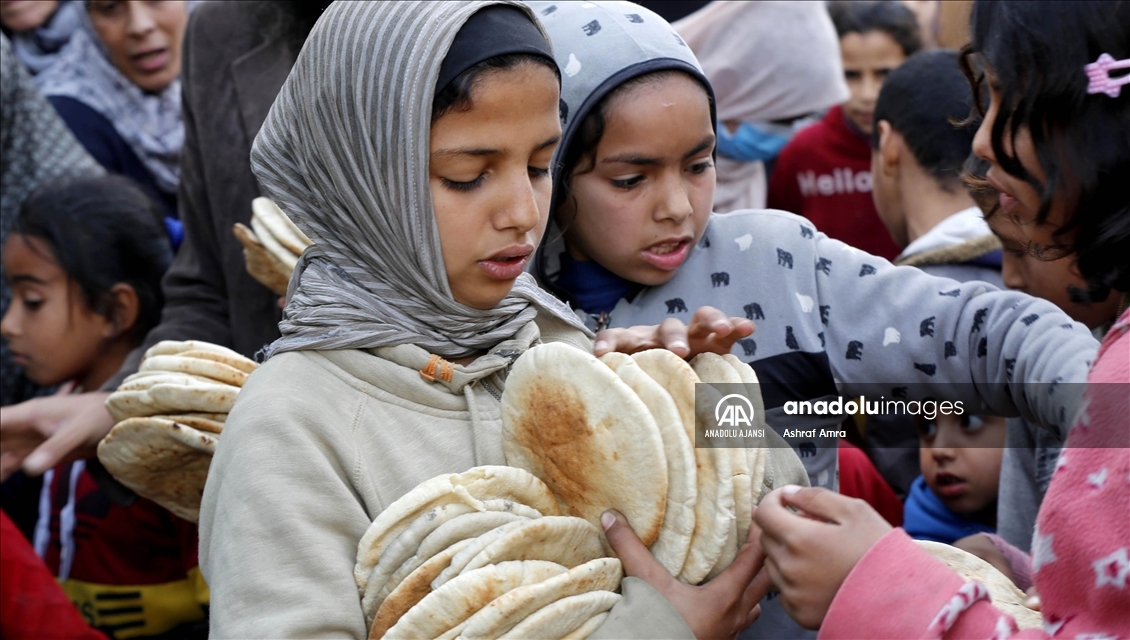 Gazze Şeridi'nde ramazanın beşinci gününde yerinden edilen Filistinlilere yemek dağıtıldı 