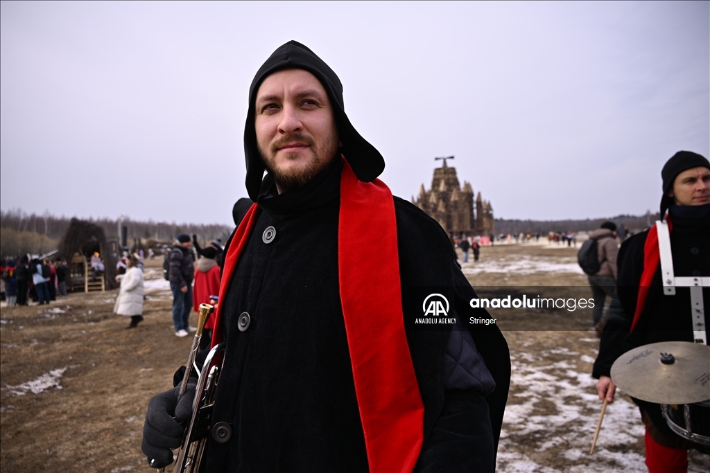 Жители России собираются на Масленицу, чтобы отпраздновать приход весны