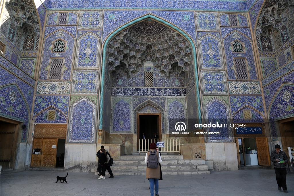 مسجد الشيخ لطف الله.. تحفة معمارية بلا مئذنة في إيران