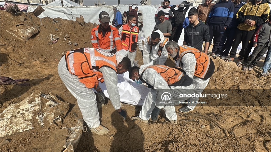 İsrail saldırılarında öldürülüp toplu mezara defnedilen onlarca Gazzelinin naaşına ulaşıldı