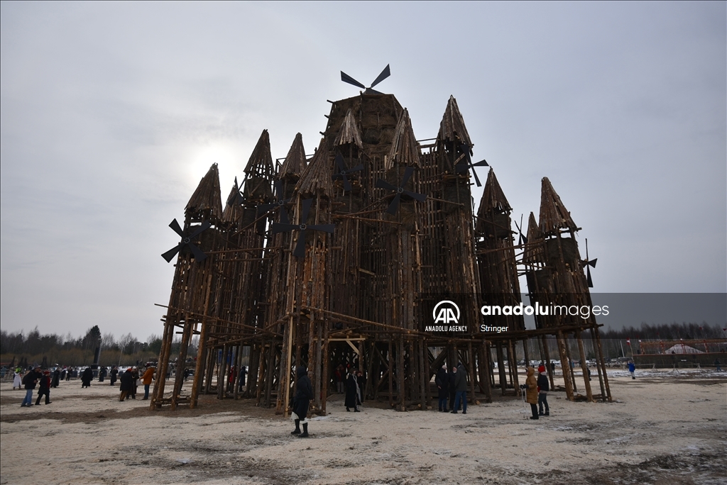 Жители России собираются на Масленицу, чтобы отпраздновать приход весны