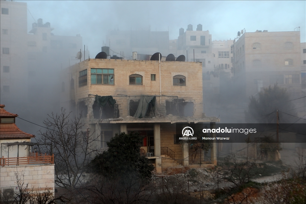 İsrail askerleri, Batı Şeria'da Filistinli tutuklunun evini yıktı