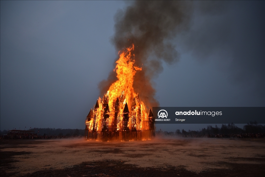 Жители России собираются на Масленицу, чтобы отпраздновать приход весны