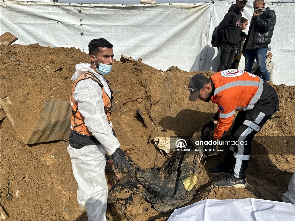 İsrail saldırılarında öldürülüp toplu mezara defnedilen onlarca Gazzelinin naaşına ulaşıldı