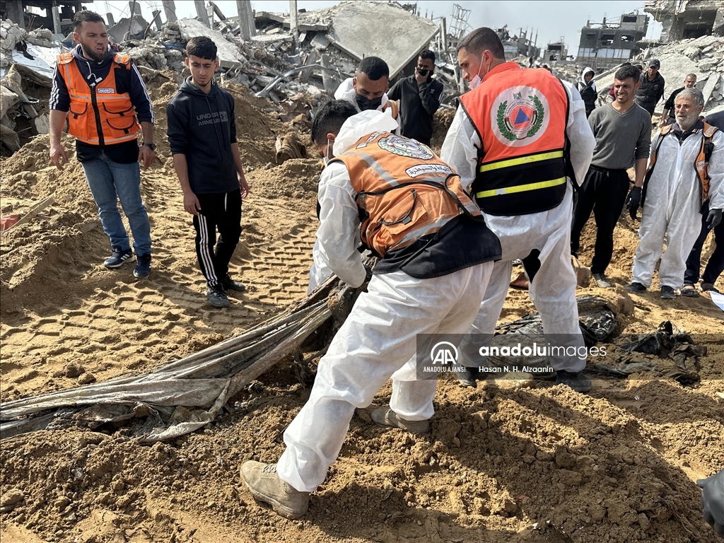 İsrail saldırılarında öldürülüp toplu mezara defnedilen onlarca Gazzelinin naaşına ulaşıldı