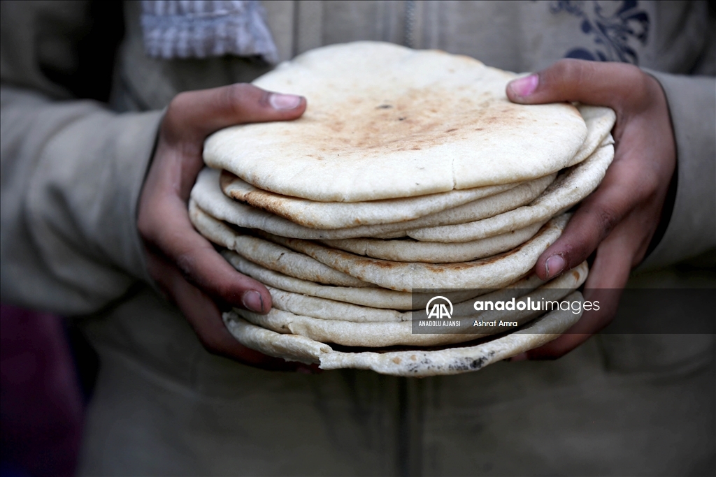 Gazze Şeridi'nde ramazanın beşinci gününde yerinden edilen Filistinlilere yemek dağıtıldı 