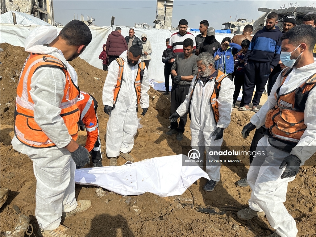 İsrail saldırılarında öldürülüp toplu mezara defnedilen onlarca Gazzelinin naaşına ulaşıldı