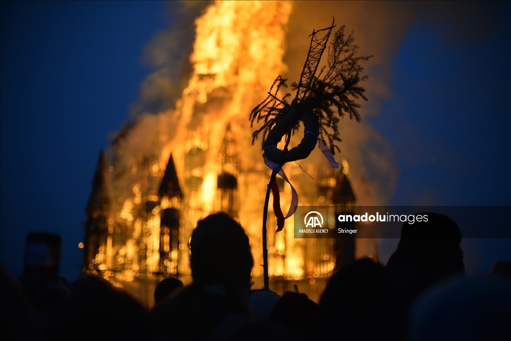 Жители России собираются на Масленицу, чтобы отпраздновать приход весны