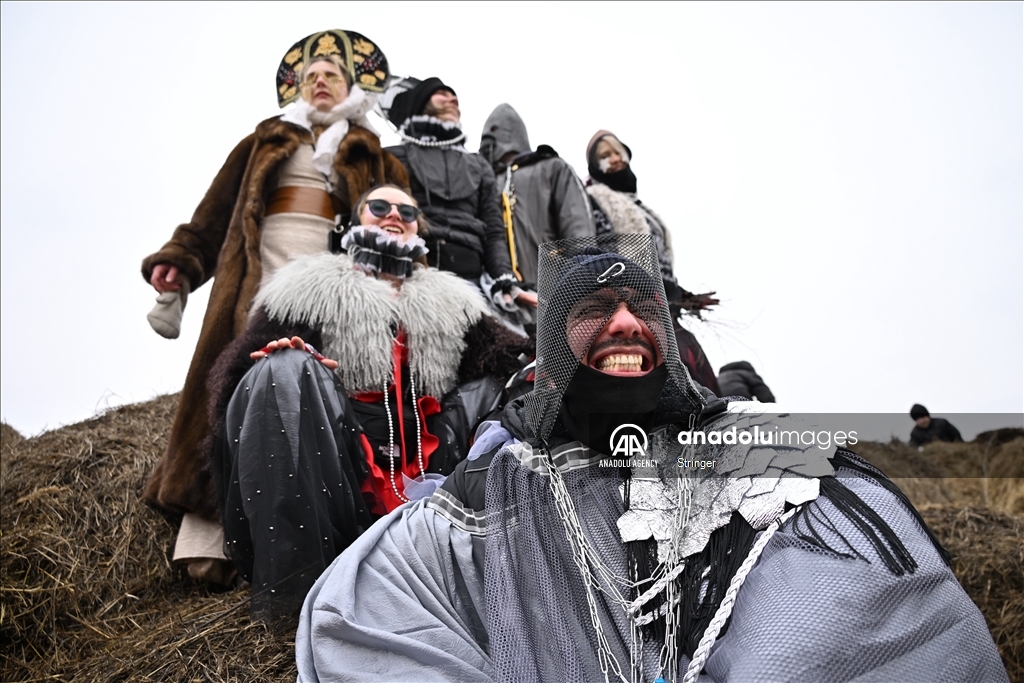 Жители России собираются на Масленицу, чтобы отпраздновать приход весны