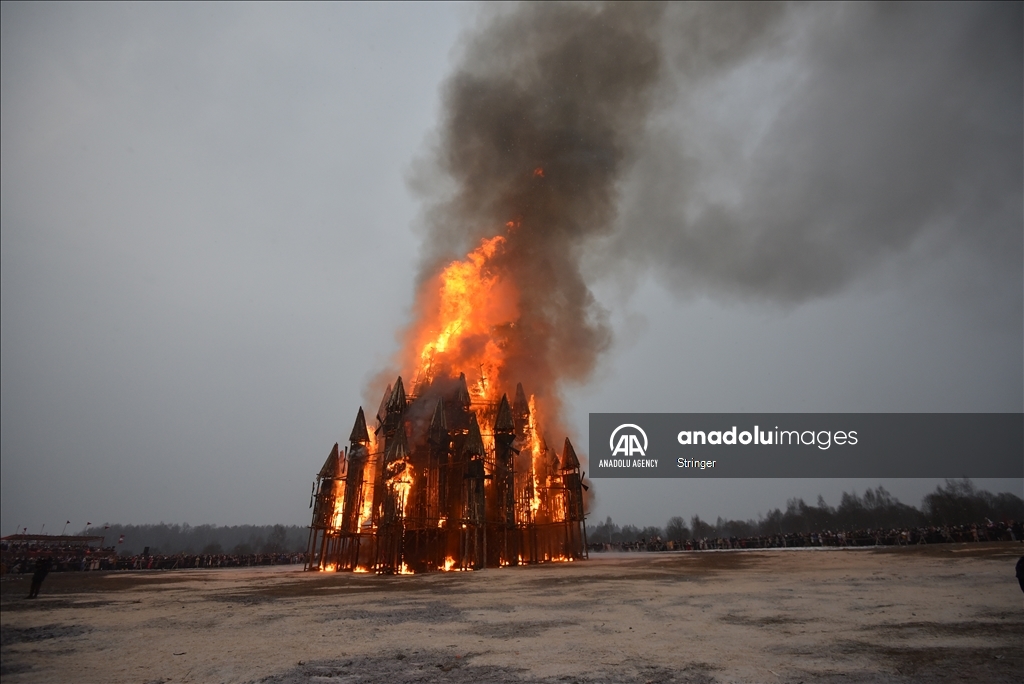 Жители России собираются на Масленицу, чтобы отпраздновать приход весны