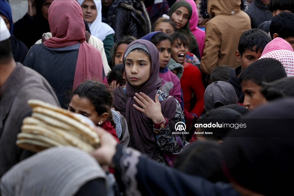 Gazze Şeridi'nde ramazanın beşinci gününde yerinden edilen Filistinlilere yemek dağıtıldı 