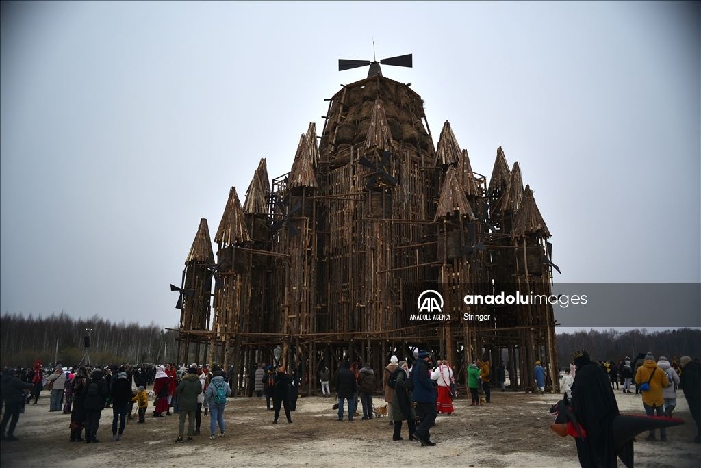 Жители России собираются на Масленицу, чтобы отпраздновать приход весны
