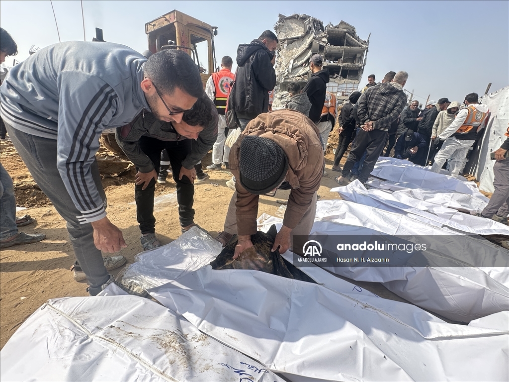 İsrail saldırılarında öldürülüp toplu mezara defnedilen onlarca Gazzelinin naaşına ulaşıldı