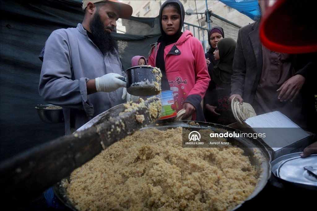 Gazze Şeridi'nde ramazanın beşinci gününde yerinden edilen Filistinlilere yemek dağıtıldı 