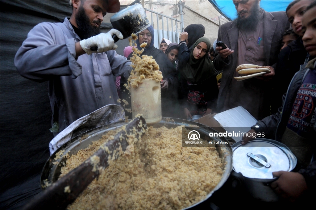 Gazze Şeridi'nde ramazanın beşinci gününde yerinden edilen Filistinlilere yemek dağıtıldı 