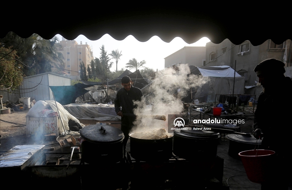 Gazze Şeridi'nde ramazanın beşinci gününde yerinden edilen Filistinlilere yemek dağıtıldı 