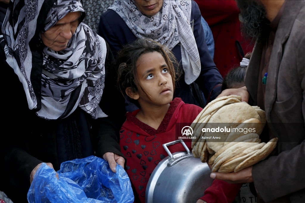 Gazze Şeridi'nde ramazanın beşinci gününde yerinden edilen Filistinlilere yemek dağıtıldı 
