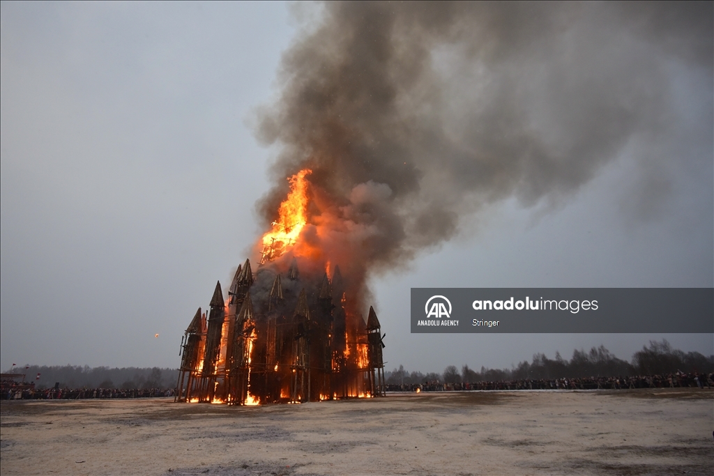 Жители России собираются на Масленицу, чтобы отпраздновать приход весны