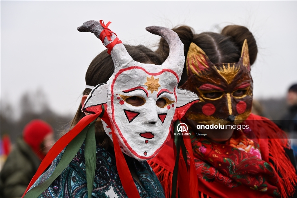 Жители России собираются на Масленицу, чтобы отпраздновать приход весны