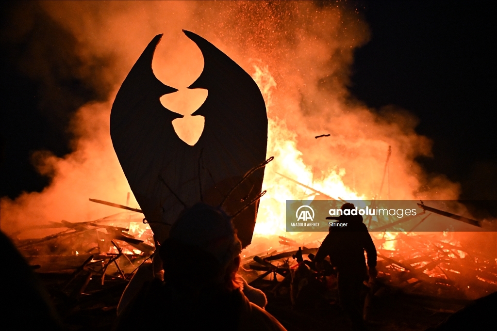 Жители России собираются на Масленицу, чтобы отпраздновать приход весны